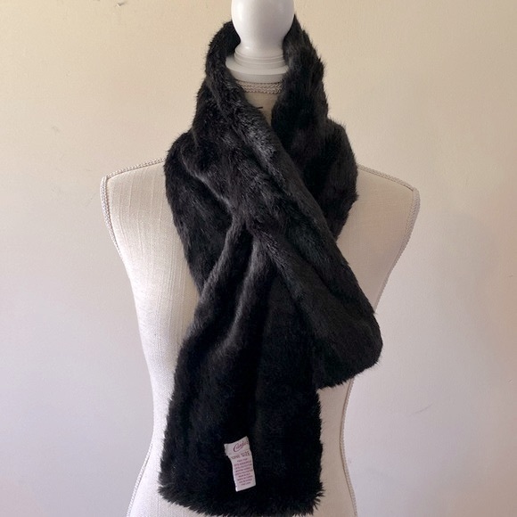 Candies woman’s black pull through sparking sequins & faux fur scarf 🧣 - Picture 4 of 12
